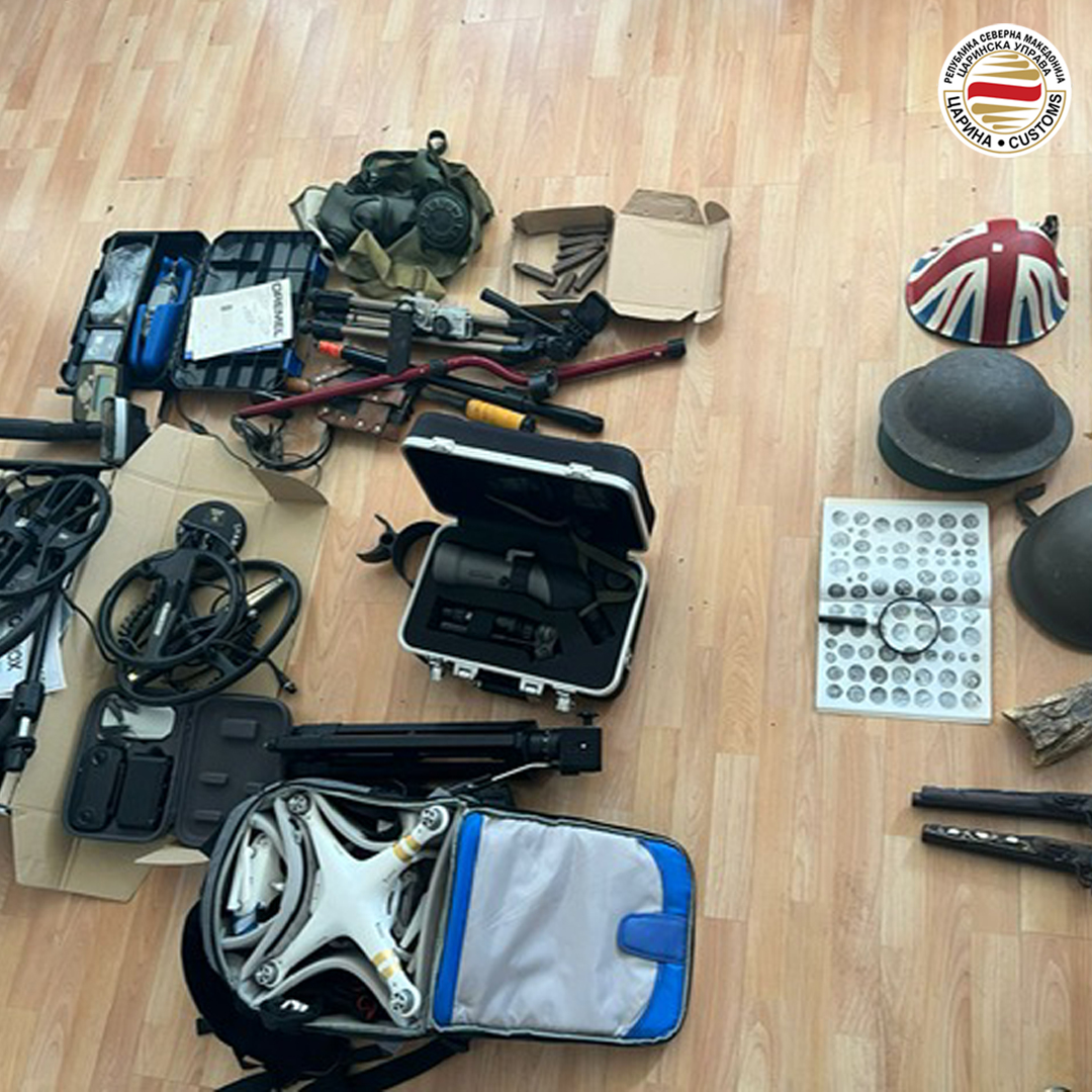 Царински службеници спречија нелегален внес на опрема за детектирање на метал, воени шлемови, револвери – кубури и други антиквитети