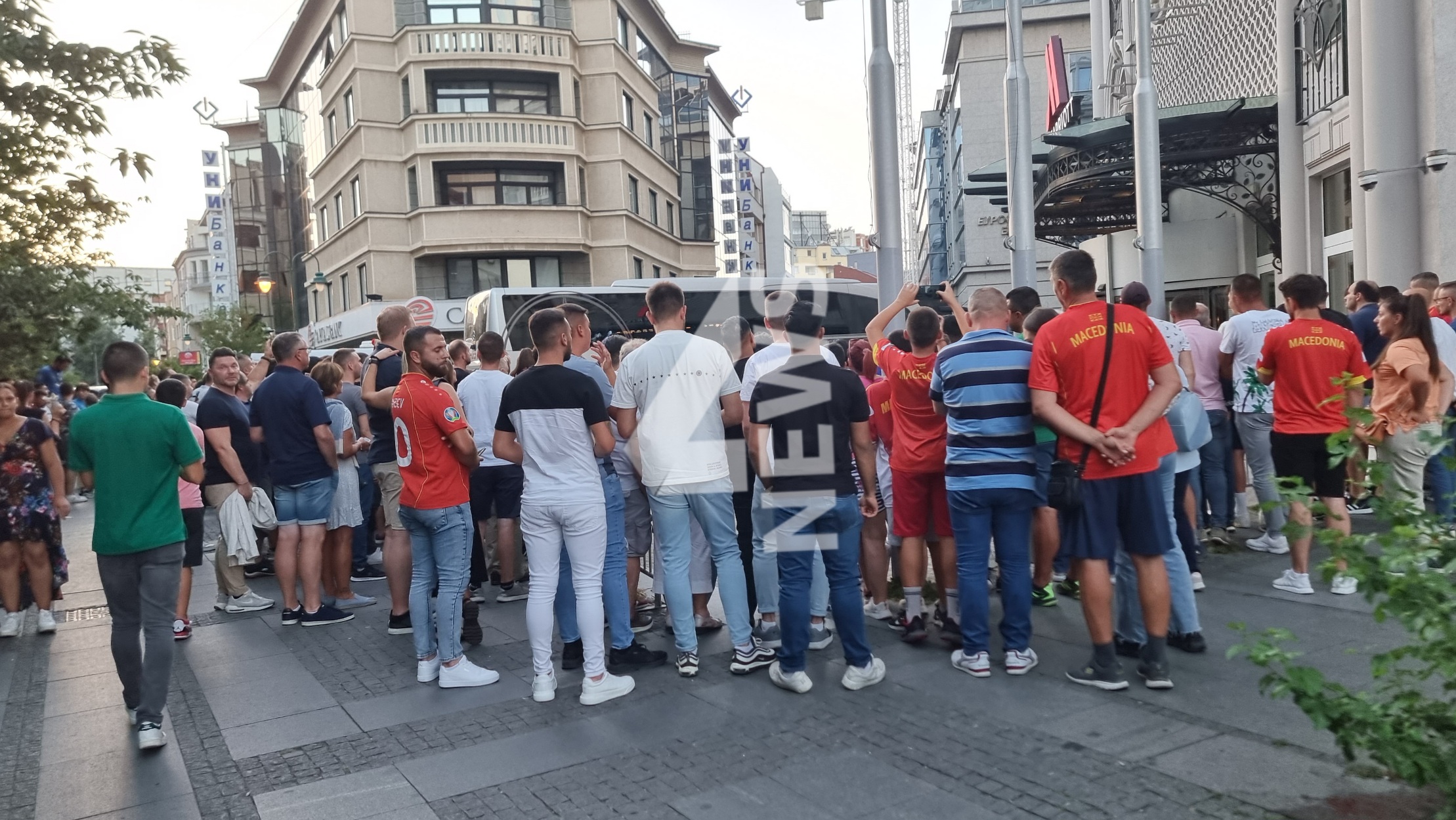 ФОТО Десетици навивачи пред хотелот на италијанската репрезентација во Скопје