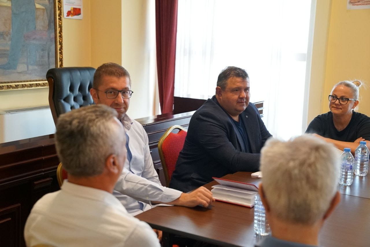 Мицкоски одржа координација со пратеничката група, тема на разговор Уставни измени