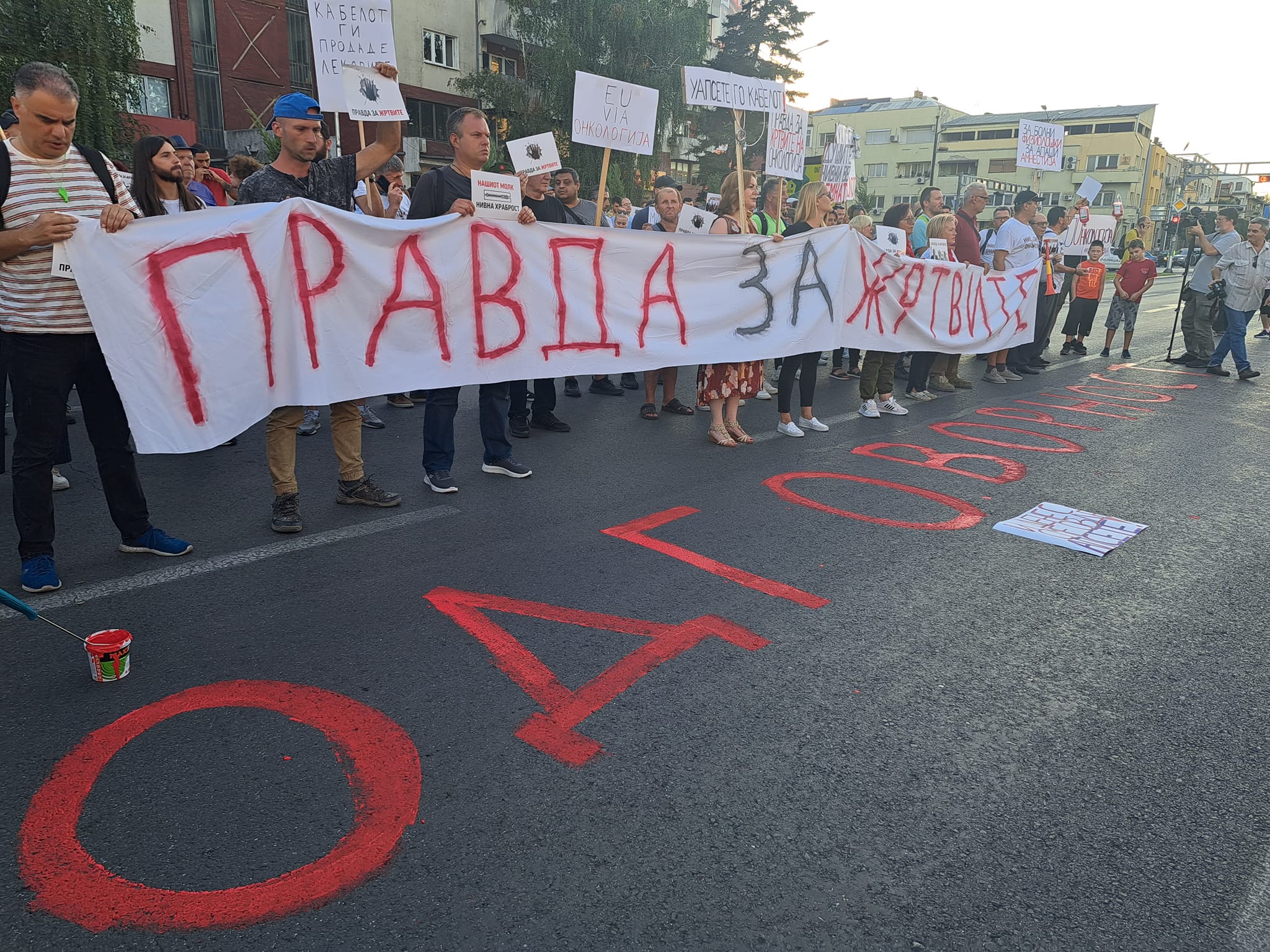 ФОТО: За болни физиолошки, за апаши амнестија – протест пред Влада „За убиството на Онкологија“