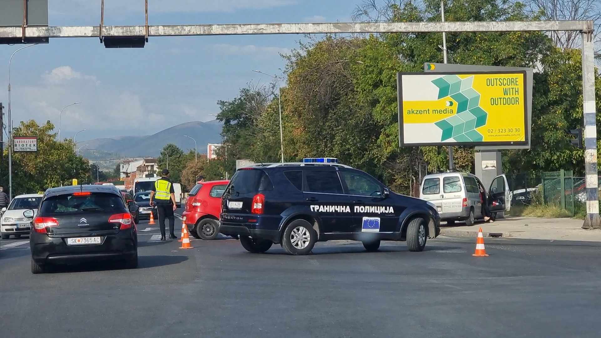 ВИДЕО: Сообраќајна несреќа на излез од Скопје, се судрија три возила