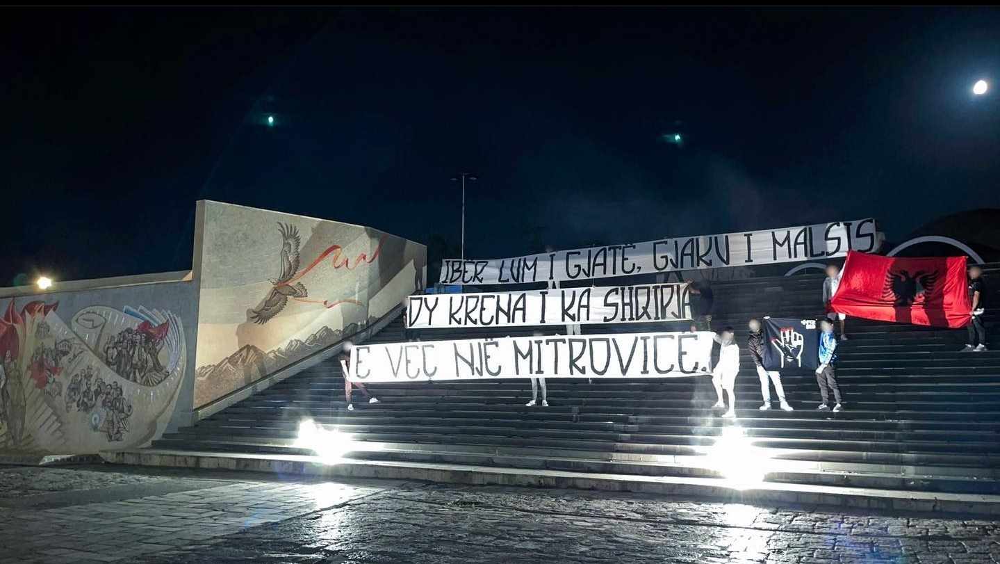 ФОТО: Порака од плоштадот Скендербег во Скопје: Две глави има орелот, а една Митровица