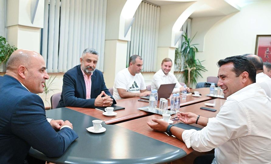 ФОТО Заев се врати во СДСМ, вечерва на состанок со Ковачевски на Бихаќчка