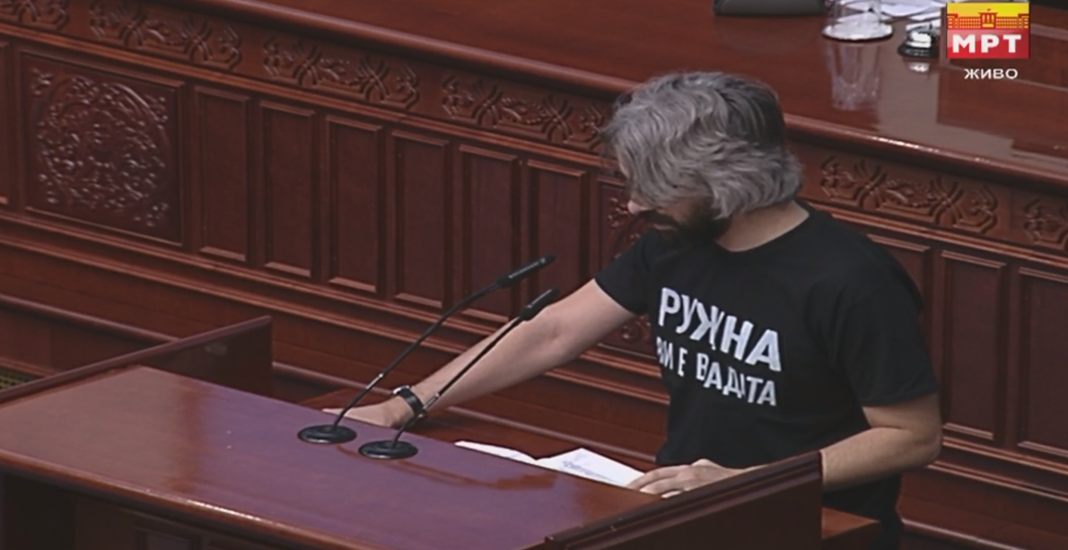 Во собранискиот ресторан десерт добива само премиерот, рече Апасиев појавувајќи се со маичка: Ружна ви е Владата