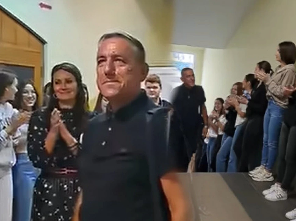 ВИДЕО Студенти го испратија својот омилен професор во пензија