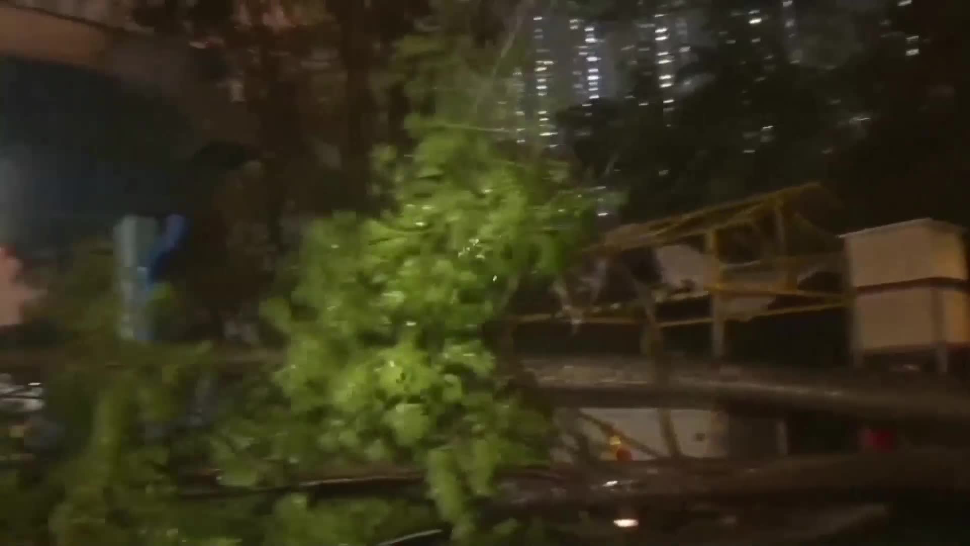 ВИДЕО Тајфунот Саола ја погоди јужна Кина, 900.000 евакуирани