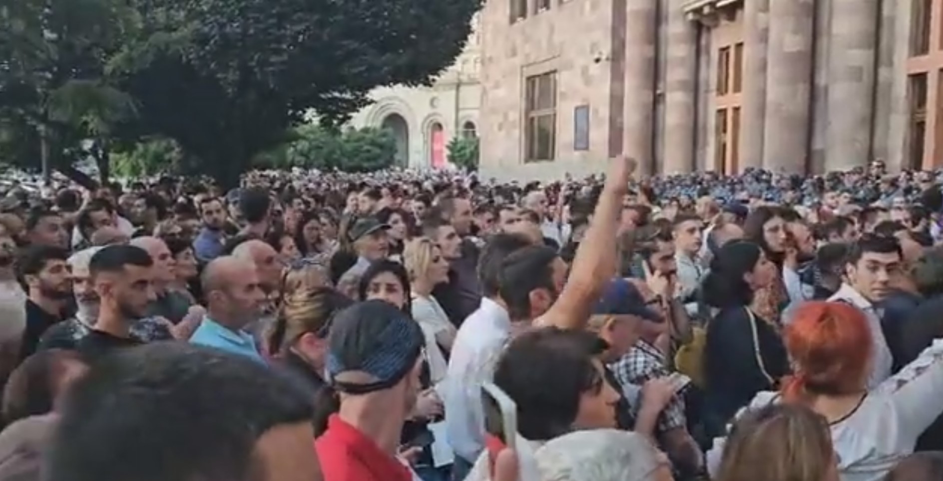 Расте тензијата, владата е под опсада, летаат шишиња: „Сето ова е последица на руската политика“