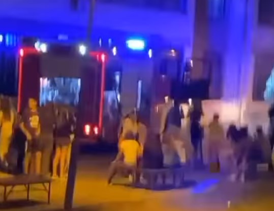 ВИДЕО: Избувна пожар во Белград, деца во училишниот двор, пожарникарите се обидуваат да го стават под контрола пламенот