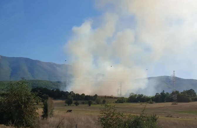 Два дена пожари на нови депонии во Тетовско, подрачјето повторно се гуши во чад и смрдеа