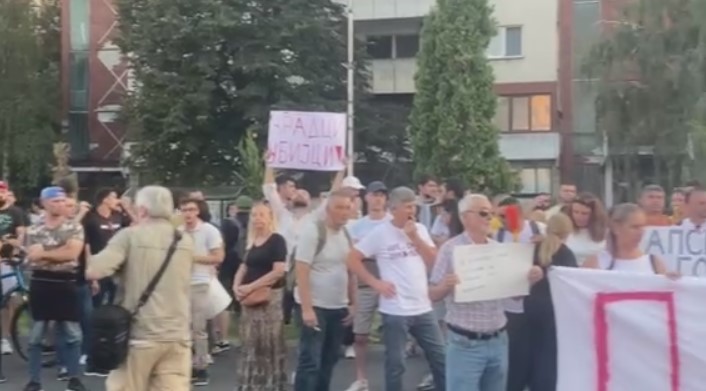 КРАДЦИ, УБИЈЦИ: Граѓаните на протест пред Влада – бараат расветлување на случаите со онкологија и модуларната болница!