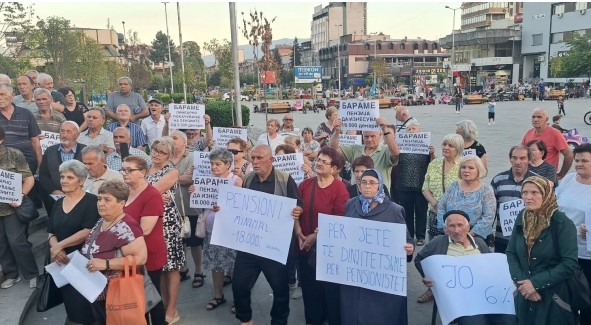 Тетовските пензионери на протест побараа линеарно зголемување на пензиите