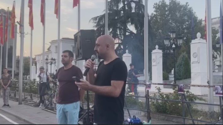 „ДОСТА Е, НА НАРОДОТ МУ СКИСНА“: Протест на граѓани пред ОЈО за случајот со онкологија