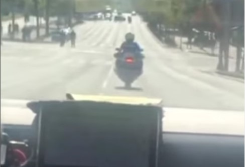ВИДЕО: Српски полицаец и помогна на повредена девојка да стигне во болница иако градот бил блокиран!