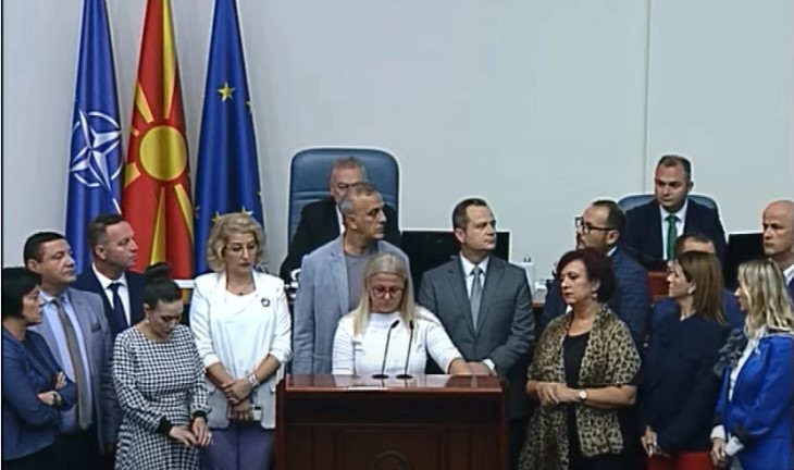 ДРАМА: Пратениците од ВМРО-ДПМНЕ од говорница побараа оставка од Маричиќ