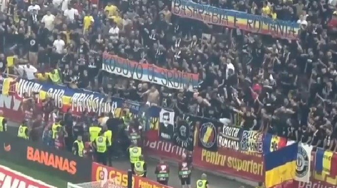 Детали за хаосот во Романија! Навивачите скандирале „Косово е Србија“ и покажаа транспарент со истата порака