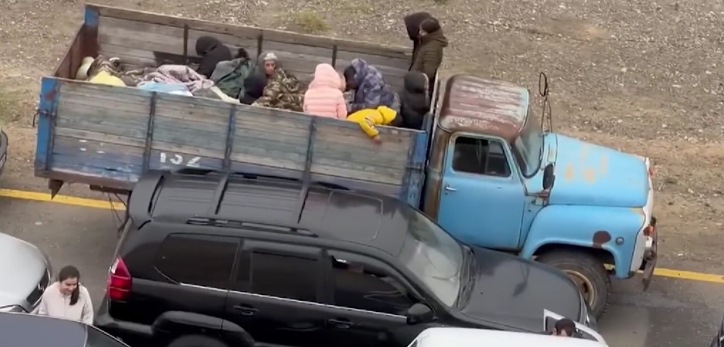 ВИДЕО: Новороденче во егзодусот на етничките Ерменци од Нагорно-Карабах