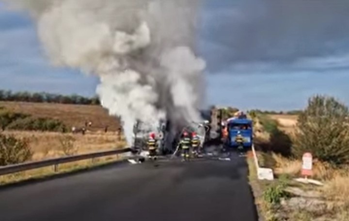 Тешка сообраќајна несреќа меѓу два автобуси и камион, над 60 повредени во Романија