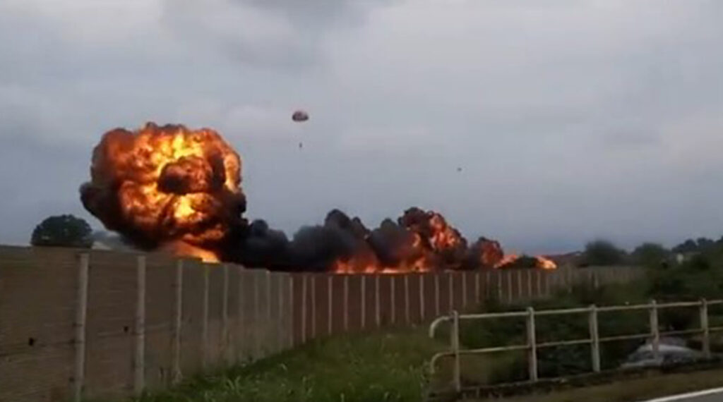 ВИДЕО Прва снимка од пад на воен авион во Италија: Падна врз автомобил со четиричлено семејство