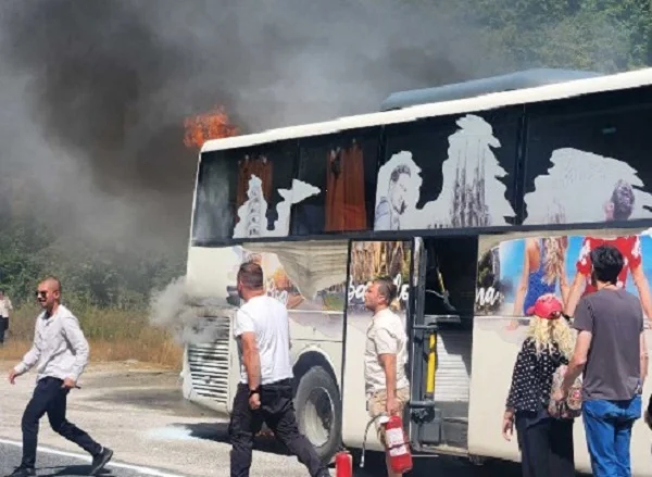 Патничка од автобусот: 5 минути свиреше аларм, возачот не запре – заднаата врата не се отвори, за една минута откако изглеговме целосно изгоре!