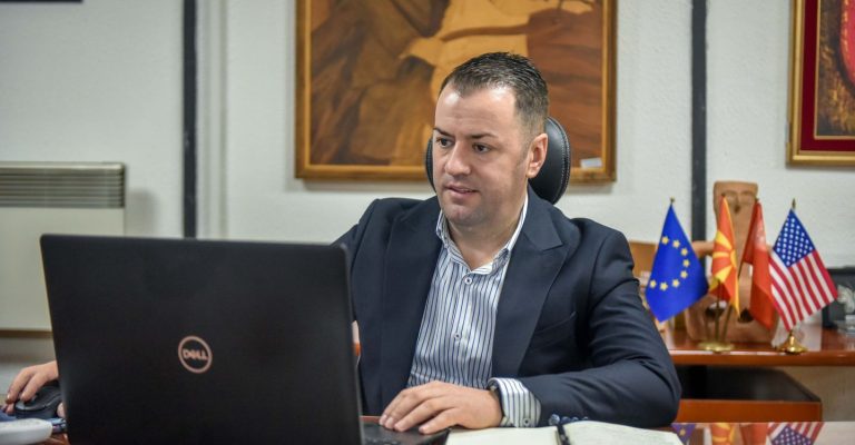 Градоначалникот на Гази Баба пријавил дека некој сакал да го удри со „ауди“