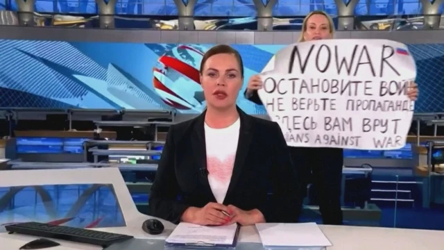 Руската новинарка Марина Овсијаникова е осудена во отсуство на над 8 години затвор