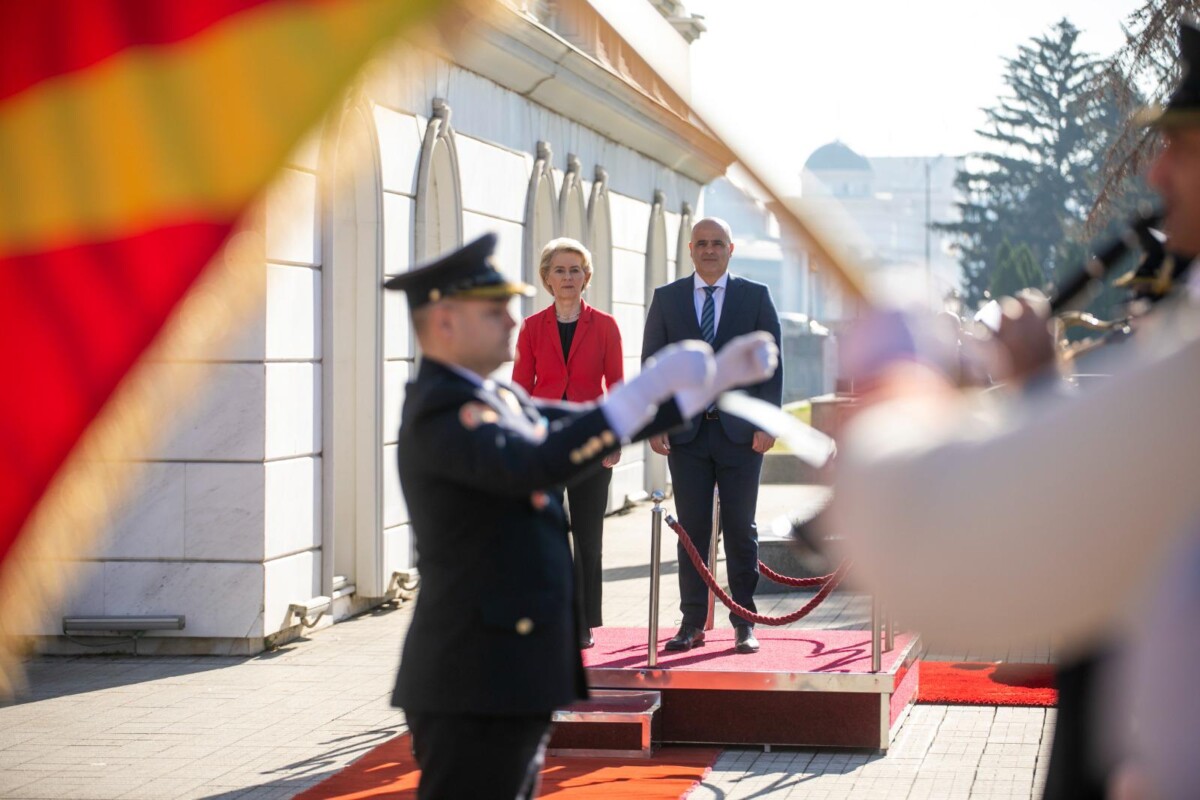 ВИДЕО Ковачевски ја пречека претседателката на ЕК Фон дер Лајен со највисоки државни и воени почести