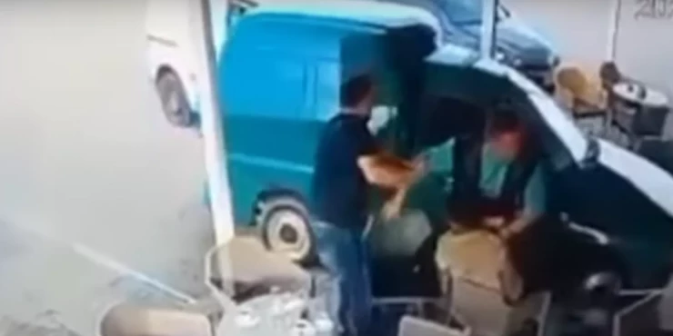 ВИДЕО Хаос на бензинска пумпа! Aвтомобилот сам тргнал и „влетал“ во градината на кафуле!