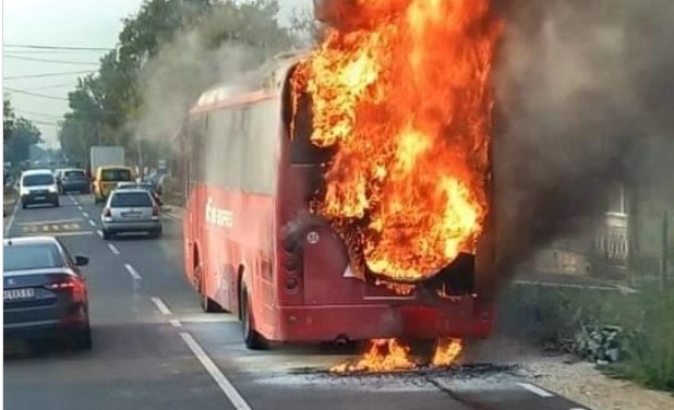 Автобус се запали во Србија: Целиот во пламен!