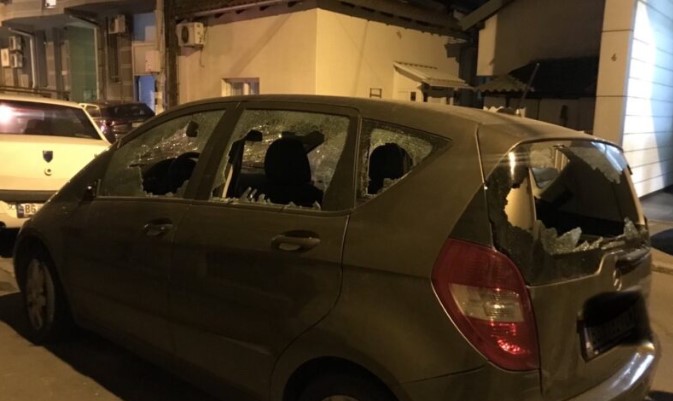 Маскирани напаѓачи во Врачар со безбол палки демолирале автомобили на пензионери
