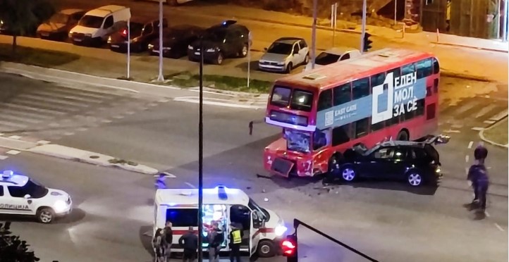 Несреќа меѓу автобус и автомобил во Скопје, три лица повредени