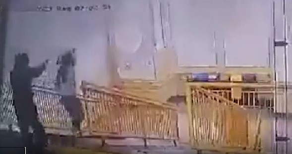 ВИДЕО: Тинејџер се прикрадува зад девојка и ја застрелува во глава: Шокантна снимка од пукање во училиште во Бразил