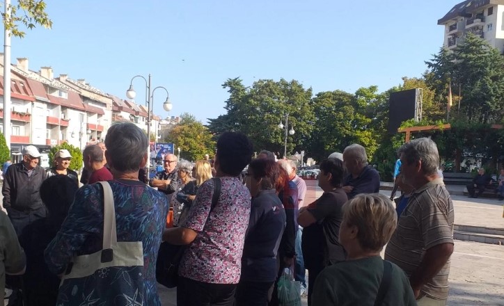 Протест на пензионерите во Неготино: Се бара линеарно покачување и минимална пензија од 20 илјади денари!