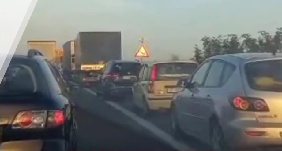 ВИДЕО: Километарски колони на излез од Скопје поради продолжен викенд