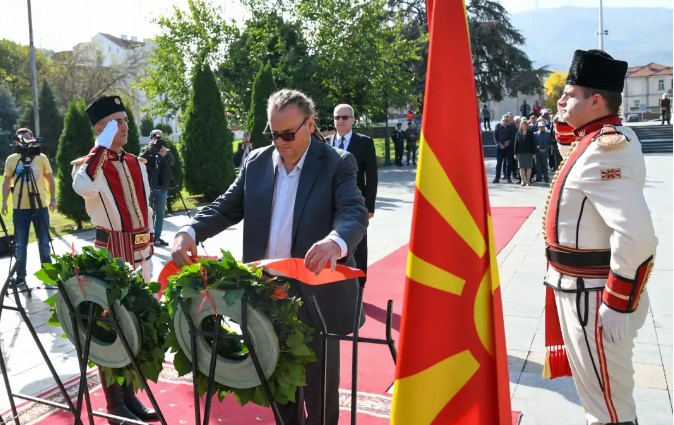 Владина делегација оддаде почит пред споменикот на Гоце Делчев по повод Денот на македонската револуционерна борба