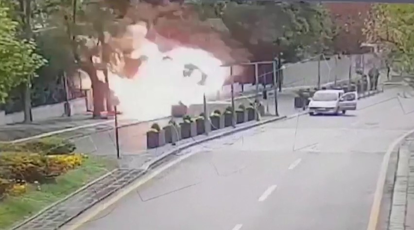 ВИДЕО: Ова е моментот кога бомбашот упаднал во зградата на Полицијата во Анкара
