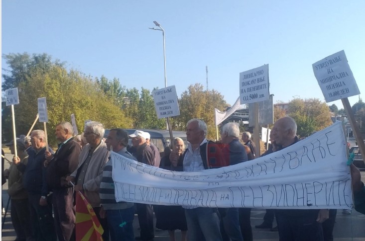 Пензионери од Неготино преку протест бараат повисок пензионерски стандард