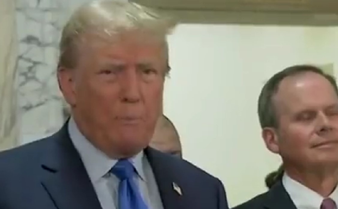 ТРАМП ДОЈДЕ НА СУД И ПРЕДИЗВИКА ХАОС: Го обвини судијата, па повторно заплака – „Ова е ЛОВ НА ВЕШТЕРИ“