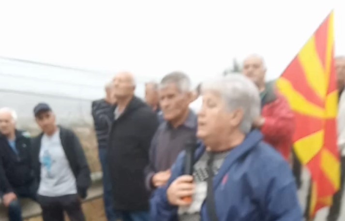 Мирен протест на пензионерите – го блокираа влезот во градот!