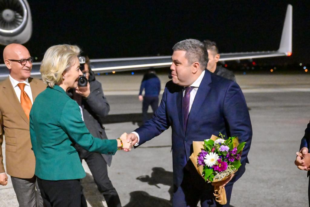 Урсула фон дер Лајен пристигна во Скопје, вицепремиерот Маричиќ ја пречека со букет цвеќе