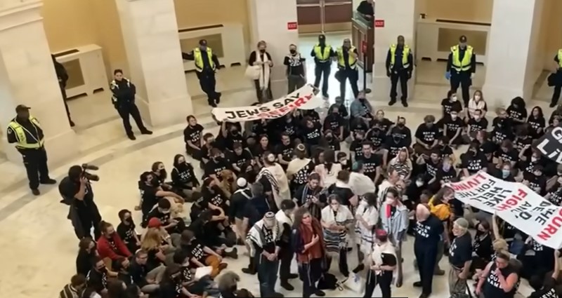 ВИДЕО ХАОС ВО ВАШИНГТОН: Протестантите го нападнаа Конгресот, 500 уапсени