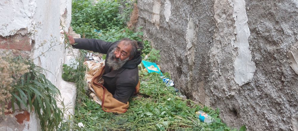 Неподвижен кумановец со денови лежи на отворено во Куманово, никој не го згрижува оти нема документи!