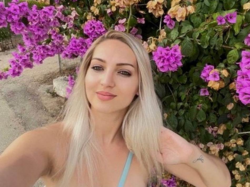 ПРАТЕНИЧКА ВО ЦЕНТАРОТ НА СКАНДАЛ, ЗАВРШИ НА СТРАНА ЗА ВОЗРАСНИ! Атрактивната русокоса бесна: „Одам во полиција во моментов“