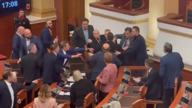 Хаос во албанскиот парламент, блокирана говорницата – пратениците пак се степаа
