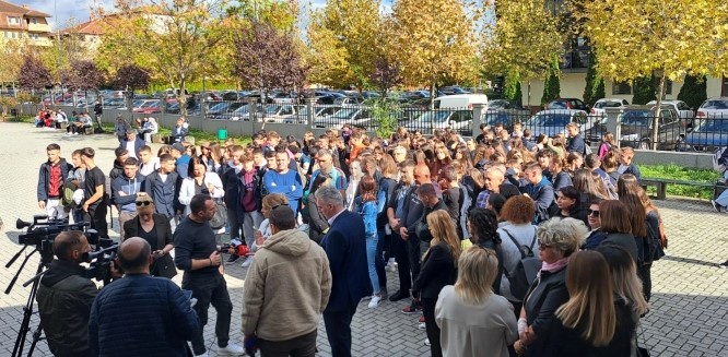 Протест на учениците и родителите во тетовското медицинско училиште