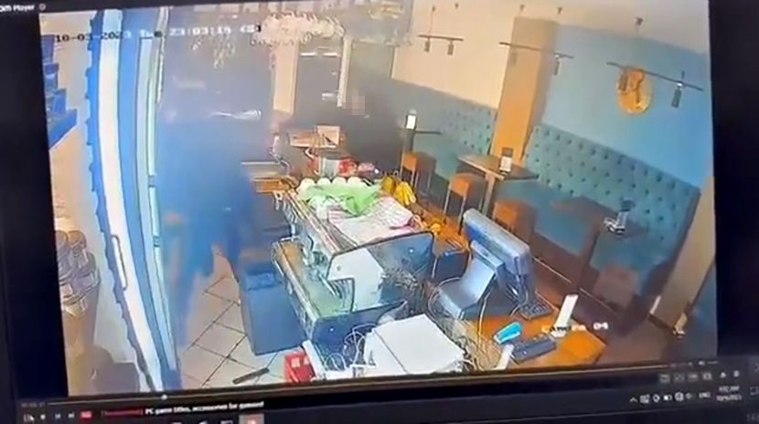Нов случај на насилство во Сремска Митровица: Маскирани упаднале во кафуле, па со чекан и нож го бркале келнерот