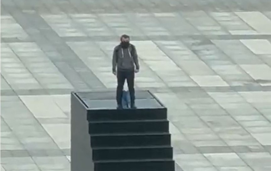 ВИДЕО: Драма кај споменик во Варшава, на него качен маж со бомба – се заканува дека ќе разнесе се!