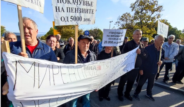 „Не смееме да се откажеме“ – Пензионерите го блокираа излезот на Неготино откај Гевгелија!