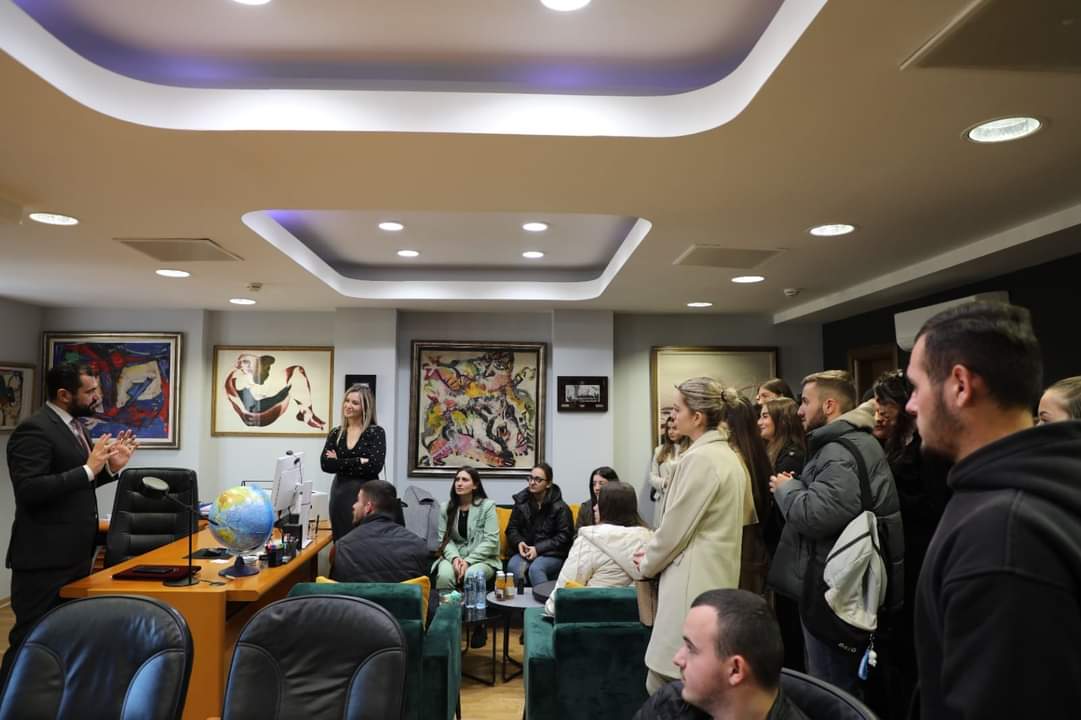 Лога на средба со првата генерација на студентите на Правниот факултет