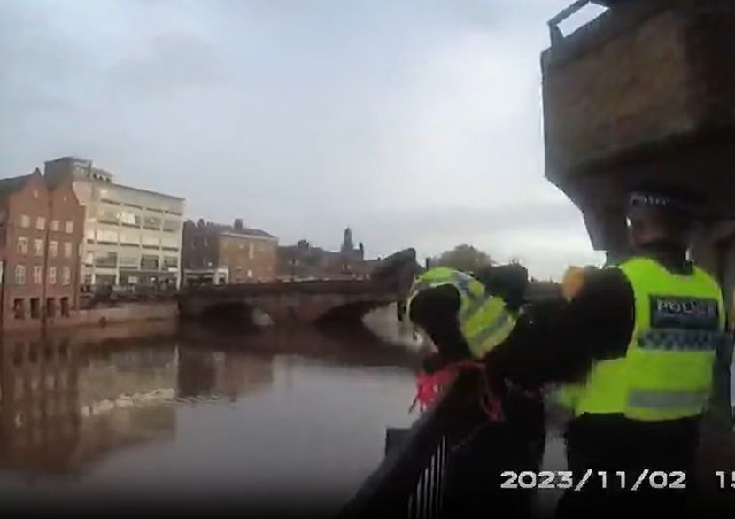 Маж се давел во река, минувачите немо го гледале, а некои од нив правеле и селфи