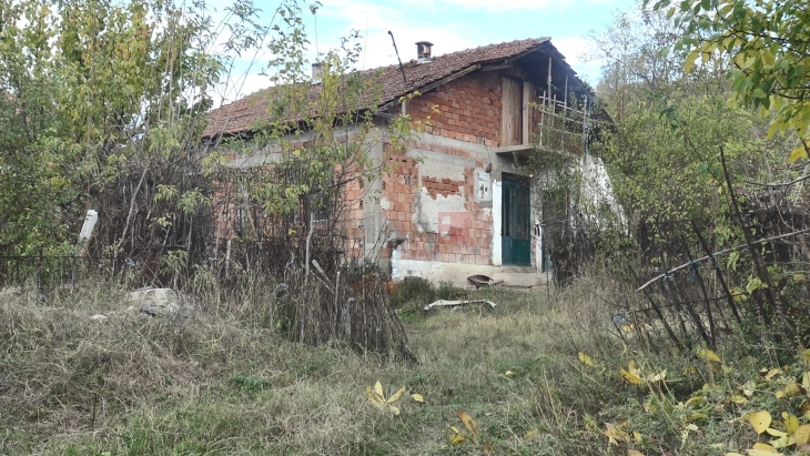 Пронајдена почината жена во кочанското село Бели, полицијата се сомнева дека ја убил синот